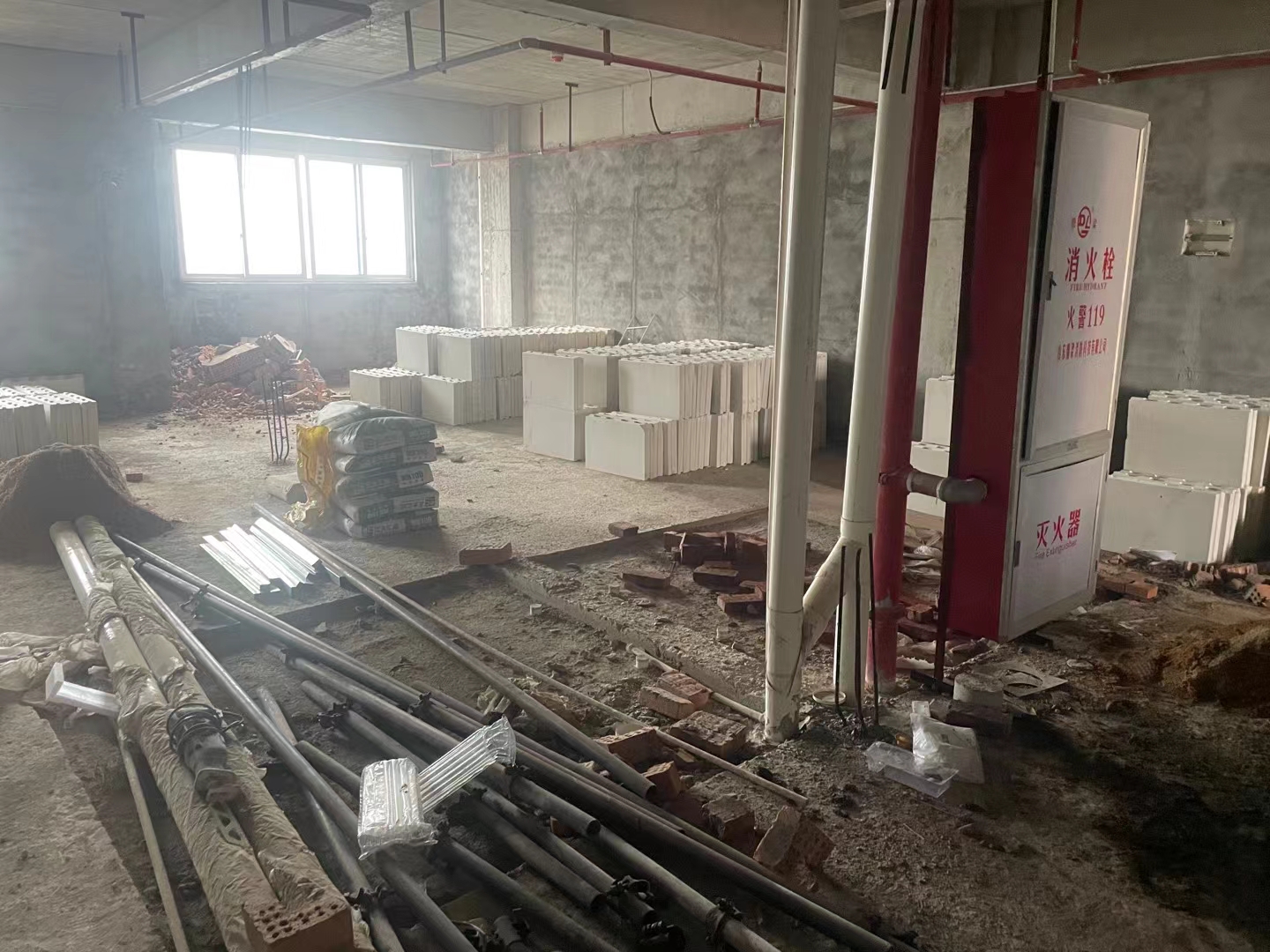 办公楼隔墙施工场景